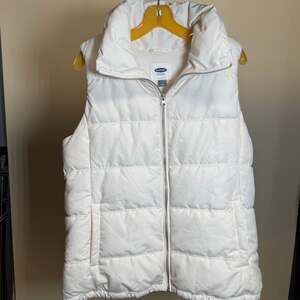 Old Navy Women's Frost-Free Puffer Vest - Off-White/Ivory